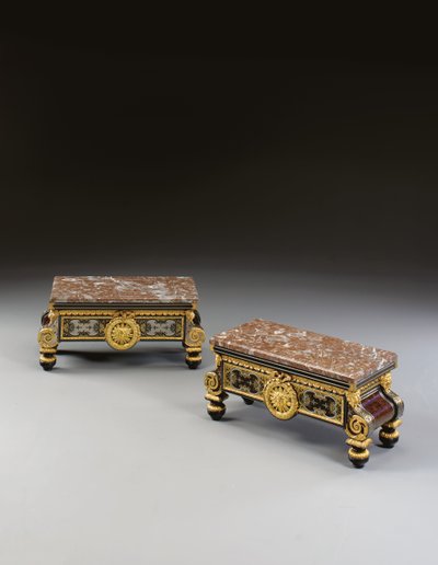 Par av restaureringsställ, andra kvartalet av 1800-talet (ormolu, tenn, mässing, sköldpaddsskal, obony och eboniserat Boulle-intarsia) av Pierre Etienne (attr. to) Levasseur