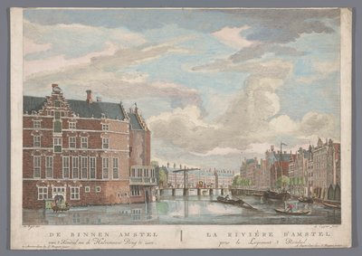 Utsikt över Halvemaansbrug över Amstel i Amsterdam Binnen Amstel van 