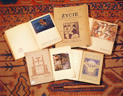 Samling litterära tidskrifter producerade i Polen ca 1900 av Polish School