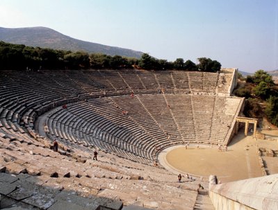 Utsikt över teatern Epidaurus realiserad av arkitekten Polyclete le Jeune i Grekland. av Polycletus (active c.450 c.415 BCE)
