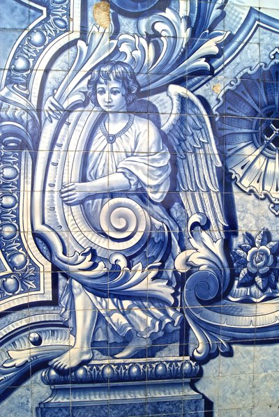 Dekorativ panel föreställande en ängel, Lamego, Portugal. 1738 (keramiska plattor) av Portuguese School