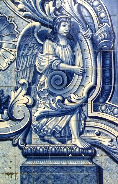 Dekorativ panel föreställande en ängel, Lamego, Portugal. 1738 (keramiska plattor) av Portuguese School