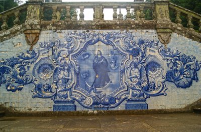 Dekorativ panel som visar Jungfru Maria som krossar ormen, Lamego, Portugal. 1738 av Portuguese School