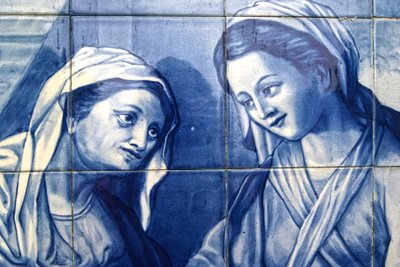 Detalj av Maria som möter gästgivarens fru, dekorativ panel som visar Mary och Joseph anländer till värdshuset, Lamego, Portugal. 1738 (keramiska plattor) av Portuguese School
