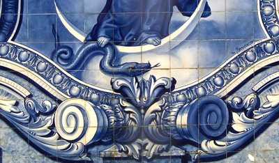 Detalj av en dekorativ panel som visar Jungfru Maria som krossar ormen, Lamego, Portugal. 1738 (keramiska plattor) av Portuguese School