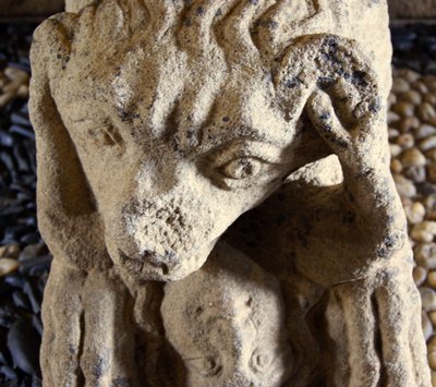 Lejon äter en man, bas av sarkofag av D. Afonso Pires, tidigare biskop av Porto, Lamego, Portugal ca 1372 (sten) av Portuguese School