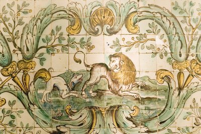 Majolika föreställande brickor av en hund som jagar ett lejon, från The Hunting Room at Palacio da Praia, Belem, ca 1680 (keramik) av Portuguese School
