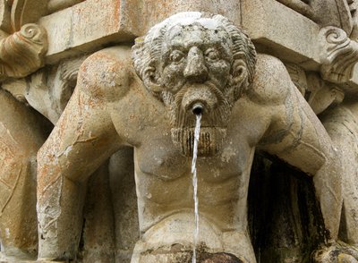 Mytisk atlas vid foten av en obelisk, Lamego, Portugal. 1738 (granit) av Portuguese School