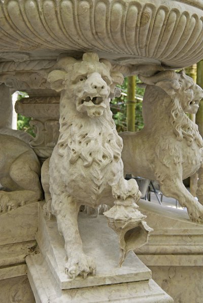 Mytiska behornade Lion Atlantes vid foten av en fontän, Quinta da Regalia, Sintra, Portugal c.1915 (sten) av Portuguese School