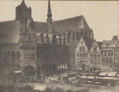 Salutorget i Ypres, ca. 1851. av Possibly by Louis Désiré Blanquart évrard.
