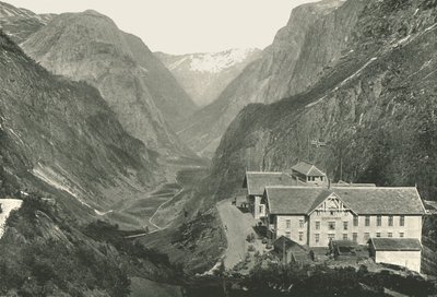 The Valley and Hotel, Stalheim, Norge, 1895. av Poulton and Co