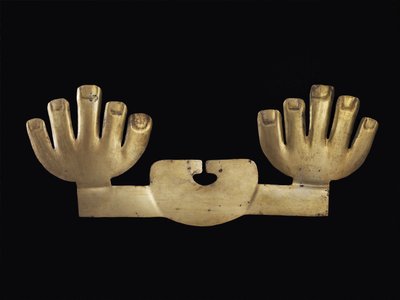 Näsprydnad med händer, eventuellt Moche av Pre Columbian Pre Columbian