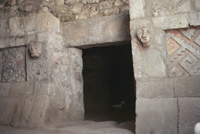 En dörröppning med snidade huvuden, sen efterklassisk period av Pre Columbian