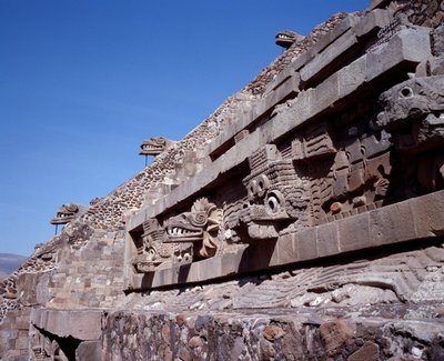 Pre-columbiansk civilisation: utsikt över platsen för Teotihuacan (300 f.Kr.-600 e.Kr.): Quetzalcoatls tempel eller den fjäderbevuxna ormens tempel. Mexiko av Pre Columbian Pre Columbian