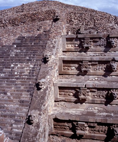 Pre-columbiansk civilisation: utsikt över platsen för Teotihuacan (300 f.Kr.-600 e.Kr.): Quetzalcoatls tempel eller den fjäderbevuxna ormens tempel. Mexiko av Pre Columbian Pre Columbian