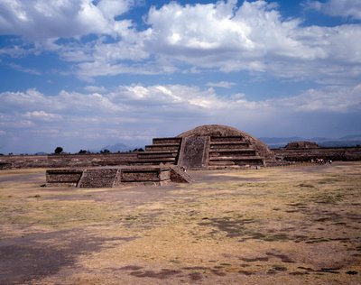 Pre-columbiansk civilisation: utsikt över platsen för Teotihuacan (300 f.Kr.-600 e.Kr.): solens tempel (eller pyramid). Mexiko av Pre Columbian Pre Columbian