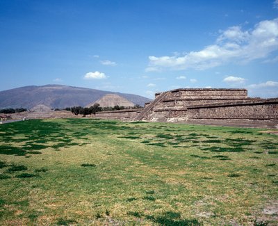 Pre-columbiansk civilisation: utsikt över platsen för Teotihuacan (300 f.Kr.-600 e.Kr.): solens tempel (eller pyramid). Mexiko av Pre Columbian Pre Columbian