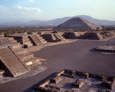 Pre-columbiansk civilisation: utsikt över platsen för Teotihuacan (300 f.Kr.-600 e.Kr.): solens tempel (eller pyramid). Mexiko av Pre Columbian Pre Columbian