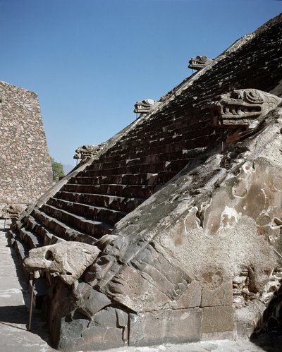 Trappor av den befjädrade ormens tempel av Pre Columbian Pre Columbian