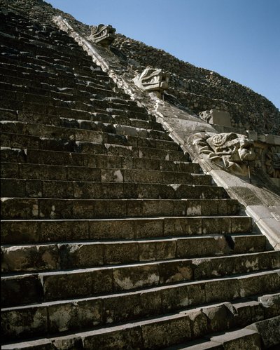 Trappor av den befjädrade ormens tempel av Pre Columbian Pre Columbian