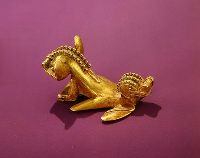 Tairona-hänge föreställande ett dubbelhövdat djur, 700-800-talet e.Kr. (guld) av Pre Columbian Pre Columbian