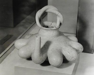 Vas dekorerad med tio nippelformer, Huastecan, c.1000-1250 (terrakotta) (s/v foto) av Pre Columbian Pre Columbian