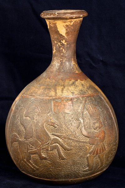 Flaska föreställande en strid mellan en ryttare och en krigare till fots (terrakotta) av Precolombian Precolombian