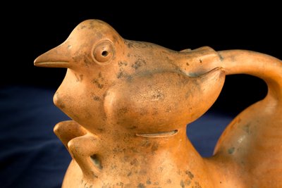 Keramik med brohandtag och fågelmotiv / Precolumbiansk konst (terrakotta) av Precolombian Precolombian
