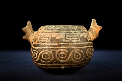 Klotformad keramik med zoomorf dekor / Precolumbiansk konst (terrakotta) av Precolombian Precolombian