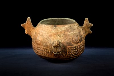 Klotformad keramik med zoomorf dekor / Precolumbiansk konst (terrakotta) av Precolombian Precolombian
