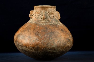 Klotformad keramik med cefalomorf hals / Precolumbiansk konst (terrakotta) av Precolombian Precolombian