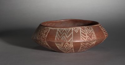 Vit korsfodrad skål med sköldpadda och sol, c.4000-3400 f.Kr av Predynastic Period Egyptian