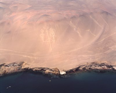 Flygfoto över Paracas kandelaber eller kandelaber i Anderna, vid Pisco Bay (1983 - fotografi) av Prehistoric Prehistoric
