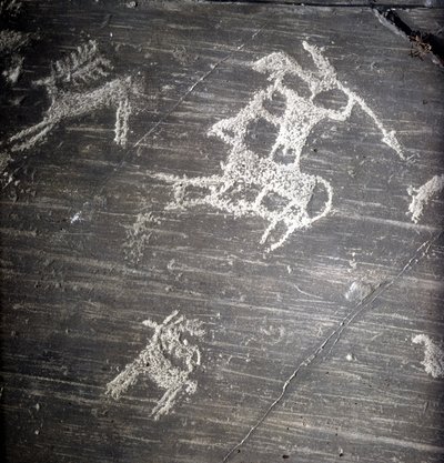 Camunni civilisation, förhistoria, hällkonst: gravsten, som representerar jägare och rådjur. Rocher de Naquane, i Valcamonica (Val Camonica) av Prehistoric Prehistoric