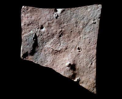 Grafitfragment med bakhuvud av Prehistoric Prehistoric