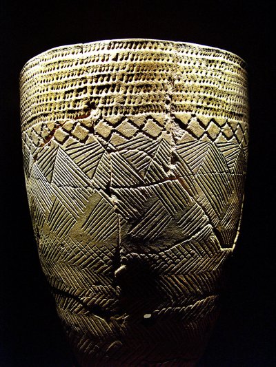 Keramik med dekor med kamtand, cirka 8000 f.Kr. av den neolitiska perioden, Amsa-Dong, Korea. Fotografi, Seouls nationalmuseum, Republiken Korea av Prehistoric Prehistoric