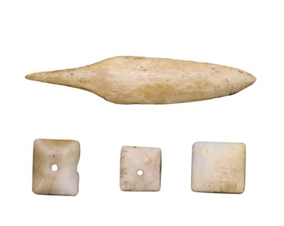 Prehistoire (Neolitique): Pilspets och benknappar. Från Toralla-grottan (Lleida) av Prehistoric Prehistoric