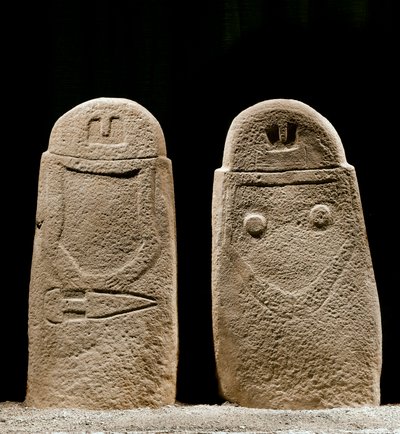 Förhistorisk konst: två menhirs av man och kvinna från järnåldern från platsen för Lunigiana nära La Spezia, Italien. 1100-800 f.Kr. La Spezia, Lunigiana-civilisationens kommunala museum av Prehistoric Prehistoric