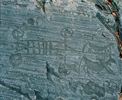 Förhistoria: Camunni civilisation: en vagn avfyrad av hästar, hjul är representerade med ekrar och hästar är i profil i ett försök att prospektera. Bergstick av sten 23 av Naquane (Valcamonica, Val Camonica, Brescia). Period mellan neolitikum och bro av Prehistoric Prehistoric