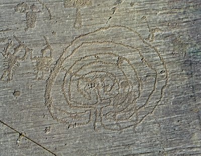Förhistoria, Camunni civilisation, rock art: en grav klippa av representation av krigare vapen av sköldar och svärd, och en labyrint. Period mellan yngre stenåldern och bronsåldern. Roche. 35 Capo di Ponte, Parco nazionale delle incisioni rupestri di Naqu av Prehistoric Prehistoric
