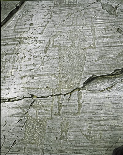 Förhistoria, Camunni civilisation, hällkonst: gravsten med stiliserade representationer av krigare, detalj som föreställer den store krigaren (H. 80 cm) beväpnad med ett svärd och en sköld. Period mellan yngre stenåldern och bronsåldern. Roche n. 50. Naqua av Prehistoric Prehistoric