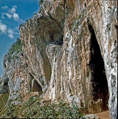 Förhistoria: Grottorna i Balzi Rossi i byn Grimaldi i kommunen Ventimiglia (Ventimiglia), Italien, bebodda av människor i paleolitikum av Prehistoric Prehistoric
