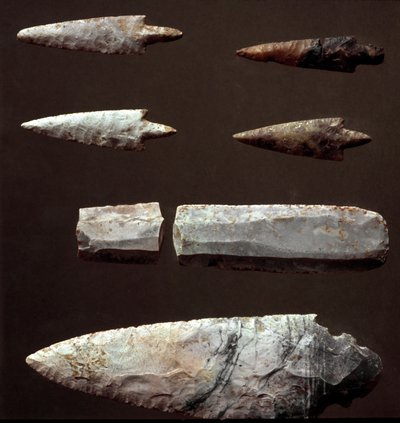 Förhistoria: pilspetsar och flinta från nekropolen Cantalupo-Mandela (Cantalupo Mandela), Lazio. Kopparåldern. Eneolitikum. 2200 f.Kr. Rom, Luigi Pigorini Nationalmuseum för förhistorisk etnografi av Prehistoric Prehistoric