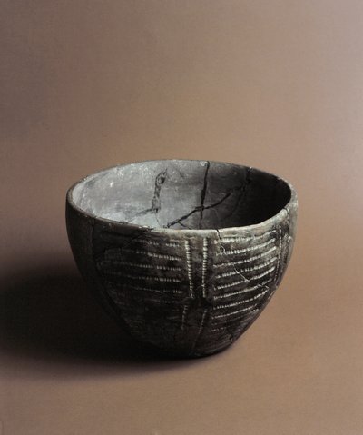 Förhistoria: keramikvas graverad med neolitiska dekorationer från Caverna Delle Arene i Candide (Ligurien). Pegli, Villa Pallavicini-museet av Prehistoric Prehistoric