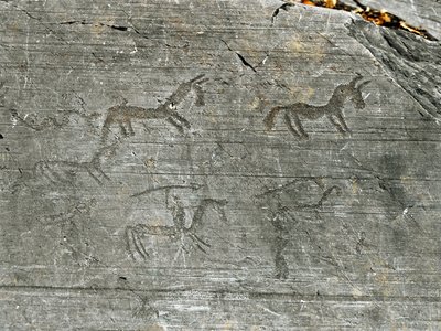 Förhistoria, civilisationen av Camunni, klippkonst: en gravklippa av en jaktscen, en jägare slår ett spjut. Period mellan yngre stenåldern och bronsåldern. Capo di Ponte, Naquane Rock Carving National Park, Valcamonica, Val Camonica, Italien av Prehistoric Prehistoric
