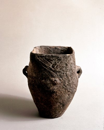 Förhistoria: terrakottavas med fyrkantig öppning av yngre stenåldern från Caverna Delle Arene i Candide (Ligurien). Pegli, Villa Pallavicini-museet av Prehistoric Prehistoric
