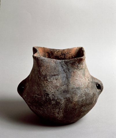 Förhistoria: terrakottavas med fyrkantig öppning av yngre stenåldern från Caverna Delle Arene i Candide (Ligurien). Pegli, Villa Pallavicini-museet av Prehistoric Prehistoric