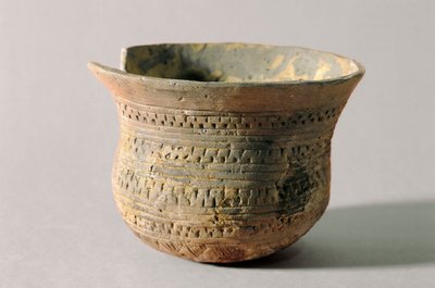 Förhistoria: vas i form av en klocka. Neolitisk (terrakotta) av Prehistoric Prehistoric