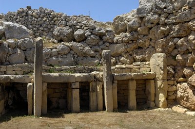 Förhistoria: utsikt över det megalitiska templet Ggantija, med anor från yngre stenåldern (3500-2600 f.Kr.), ön Gozo, Malta (foto) av Prehistoric Prehistoric