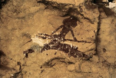 Rock Art: kvinnlig jägare. Förhistoria, övre paleolitikum. Tio Garroso-grottan, Spanien. av Prehistoric Prehistoric